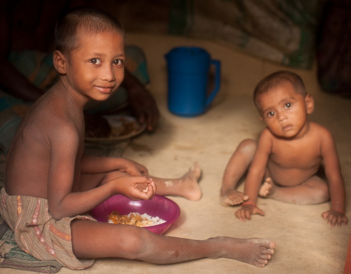 Rohingya kinderen in hun geïmproviseerde woning
