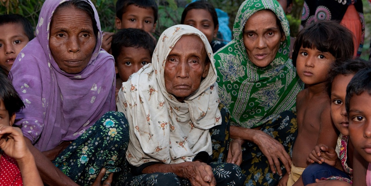 Diverse Rohingya bijeen in klein vluchtelingenkamp